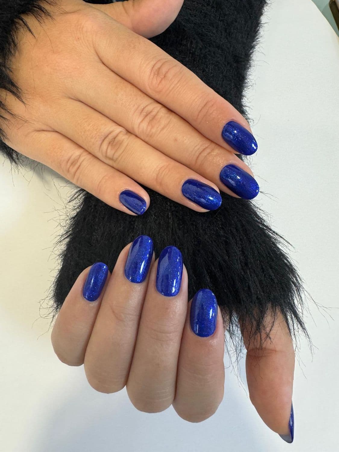 Manicura azul brillante