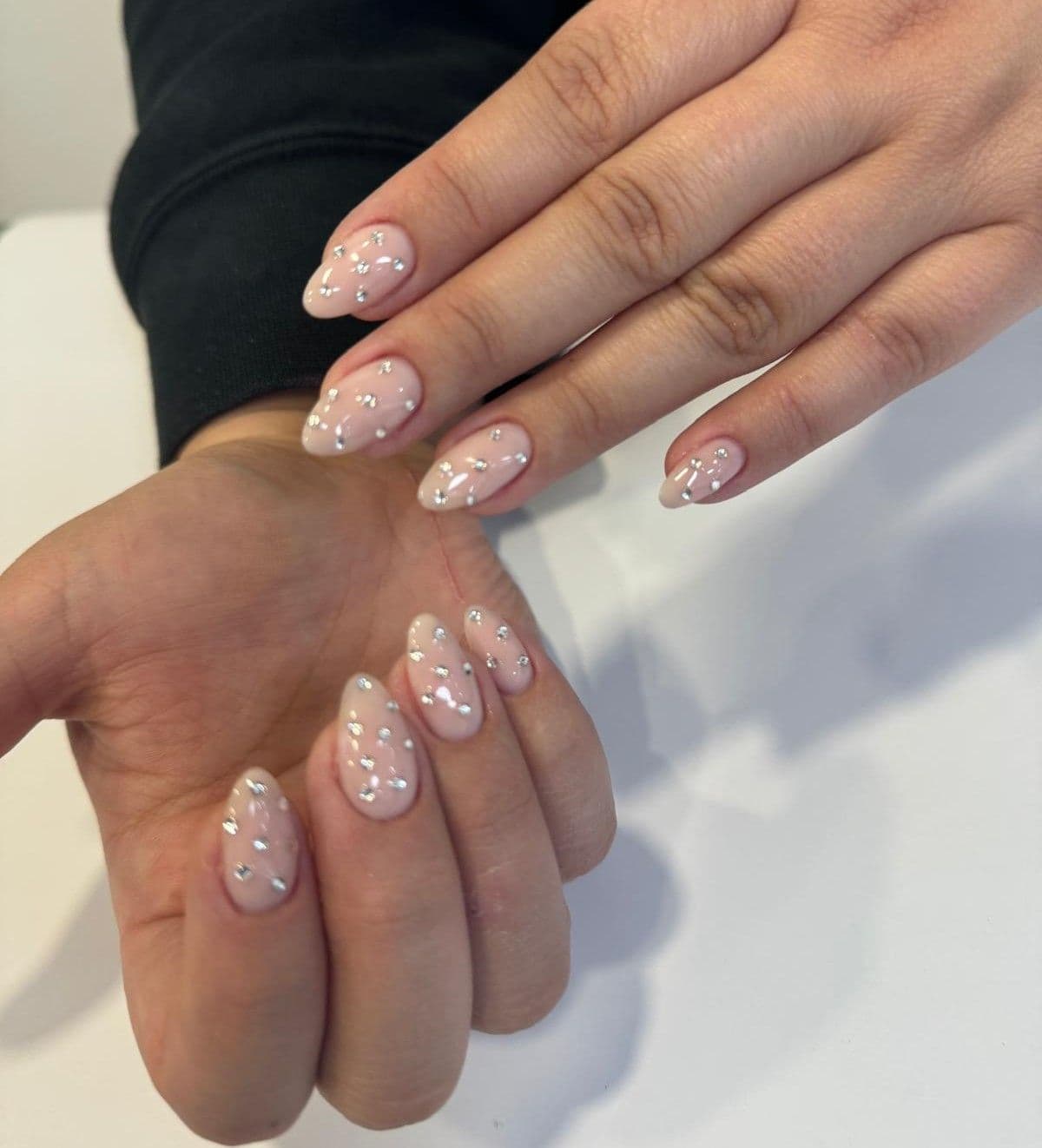 Manicura con brillantes